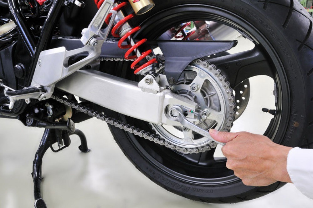 Motosiklet Zincir Gevşekliği Nasıl Ayarlanır?